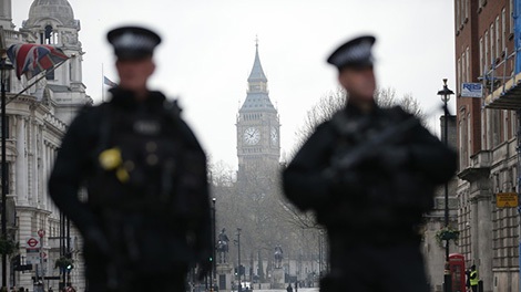 Cảnh sát canh gác bên ngoài tòa nhà Quốc hội Anh sau khi vụ tấn công xảy ra.