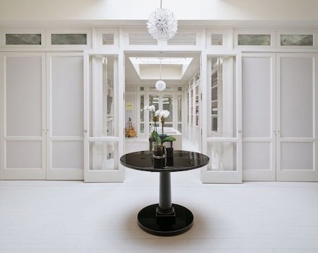 Chiêm ngưỡng siêu căn hộ hơn 200 tỉ đồng của “bạn gái Người Sắt” - 2 Nội thất trong căn hộ đều có tông màu trắng chủ đạo