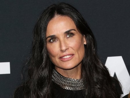Những sao Hollywood vượt qua số phận - 2 Khi bén duyên với nghệ thuật, Demi Moore đã có một hành trang “bỏ túi” là tuổi thơ bị ám ảnh với bạo lực gia đình và bố mẹ nghiện rượu. Năm 16 tuổi, Demi Moore đã phải bỏ nhà ra đi và bỏ ngang cả việc học hành. Tuy không có bất cứ mối liên hệ nào với diễn xuất, không gia thế, không điểm tựa nhưng Demi Moore đã vươn lên trở thành tên tuổi hạng A tại Hollywood với gia sản lên tới 150 triệu đô la Mỹ.