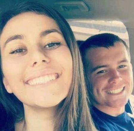 Cảm động bức ảnh “không khoảng cách” của anh lính hải quân và vợ - 2 Nicole chụp ảnh cùng chồng