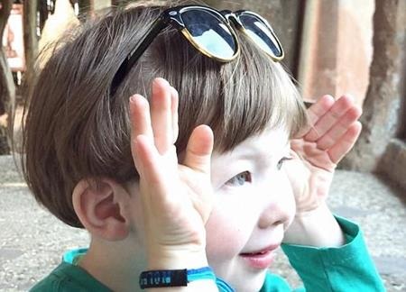Đáng yêu nụ hôn qua cửa kính của tinh tinh và cậu bé 4 tuổi - 2 Nolan chơi ú òa với cô tinh tinh trong tủ kính