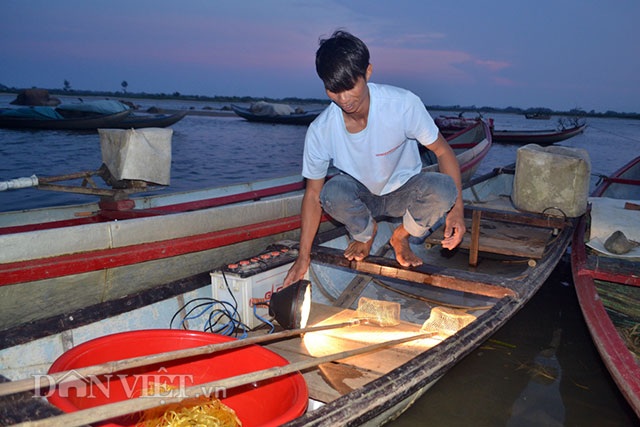 Xuyên đêm “săn” cua biển giống, “đút túi” tiền triệu mỗi người - 1 Cứ đến nhập nhoạng, người dân Tịnh Long lại chuẩn bị đồ nghề để đi săn cua xuyên đêm