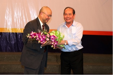 Chia sẻ của phụ huynh gần 30 năm làm bác sĩ về khoa Y Đại học Tân Tạo - 2 Bác sĩ Lê Văn Sẽ đại diện phụ huynh tặng hoa tri ân GS Thạch Nguyễn và khoa Y Tân Tạo.
