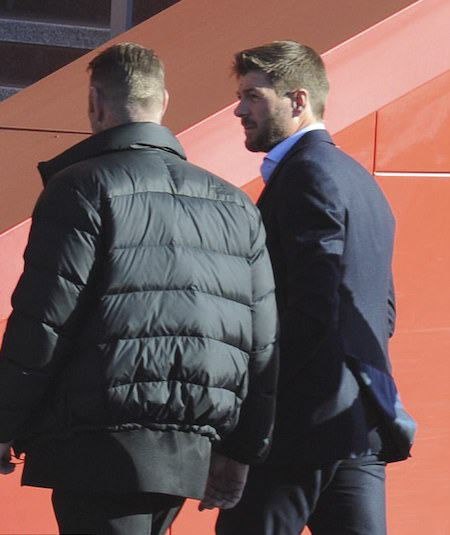 Gerrard bất ngờ hội ngộ cùng dàn sao của Liverpool - 2 Steven Gerrard bảnh bao đi dự tiệc
