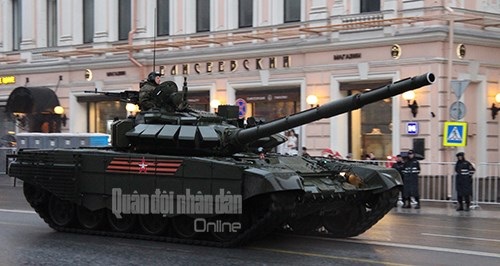 Nga diễn tập chuẩn bị cho lễ duyệt binh Ngày Chiến thắng tại Moscow - 3 Nhiều trang bị quân sự hiện đại có mặt tại buổi diễn tập. Trong ảnh: Xe tăng chiến đấu chủ lực T-72B3 với hệ thống giáp tương tự như trang bị trên xe tăng T-90.