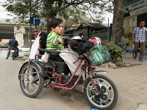 Đám cưới cổ tích của chàng trai xương thủy tinh vượt 300km ra HN đăng kí hiến xác - 1 Anh Hà trong lần ra Hà Nội đăng kí hiến xác cho y học cuối tháng 2/2017.