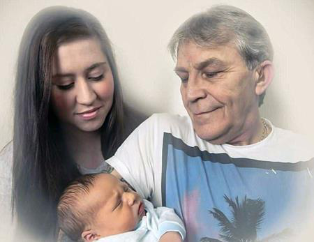 Mối tình sét đánh của cặp đôi chênh nhau 39 tuổi - 2 Cặp đôi có với nhau một cậu con trai kháu khỉnh và tổ chức hôn lễ 3 năm sau khi đính hôn