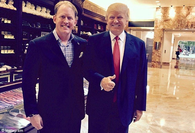 Đặc nhiệm SEAL tiết lộ cái chết hãi hùng của bin Laden - 1 Cựu đặc nhiệm SEAL Robert ONeill chụp ảnh cùng Tổng thống Mỹ Donald Trump.
