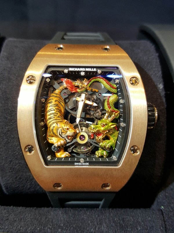 Đại gia Minh Nhựa khoe đồng hồ "Ngọa hổ tàng long" 18 tỷ đồng - 3
Chiếc đồng hồ Richard Mille phiên bản vàng hồng của đại gia Minh Nhựa