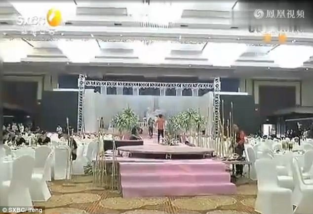Đang cưới dở, cô dâu gọi cảnh sát đến bắt chú rể - 1 Đám cưới diễn ra tại một khách sạn 3 sao ở thành phố Tây An, tỉnh Thiểm Tây, Trung Quốc.
