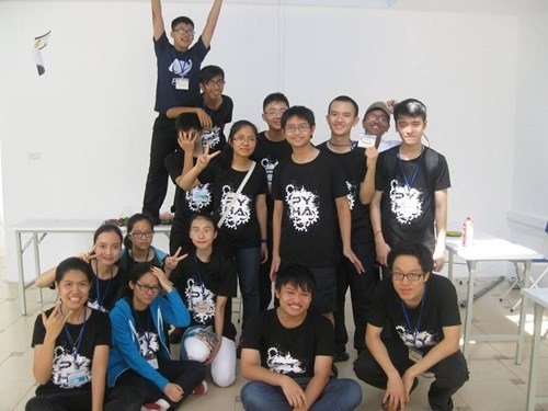 Huy chương Vàng Vật lý châu Á: "Đau để nhớ lâu" - 3
Đinh Anh Dũng (ngoài cùng bên trái hàng đứng) và các bạn