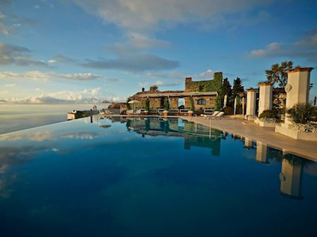 Sao và những chốn nghỉ ngơi sang trọng khó cưỡng - 2 Khách sạn Belmond Hotel Caruso ở Ravello, nước Ý đã làm say lòng hàng loạt tên tuổi lớn như Jackie Kennedy, Greta Garbo và Humphrey Bogart nhờ lối kiến trúc cổ điển nhưng rất mực nên thơ, lãng mạn.