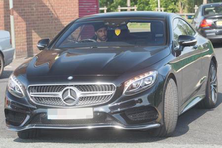 Dàn siêu xe của các ngôi sao Manchester City đua nhau đổ bộ sân tập - 2 Claudio Bravo đi một chiếc Mercedes đen