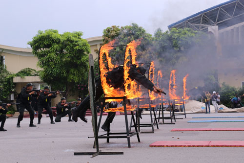 Chiến sĩ cảnh sát tương lai nhảy vòng lửa bắn súng cực điêu luyện - 2
Nhảy vượt tường lửa tiếp cận mục tiêu bắn súng.