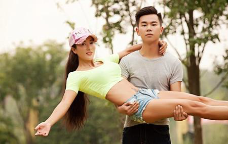 Bà mẹ bốc lửa bị nhầm là bạn gái của con - 2 Liu Yelin được con trai bế