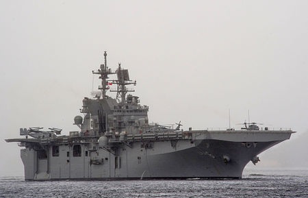 Lính Mỹ bắn trăm phát đạn không hạ nổi chiếc thuyền con (?) - 1 Tàu USS America của Mỹ.