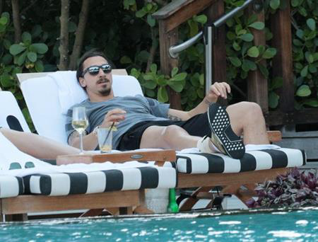 Chấn thương dài hạn, Ibrahimovic “giải sầu” tại bể bơi - 2 Chân sút người Thụy Điển đi “xả hơi”…