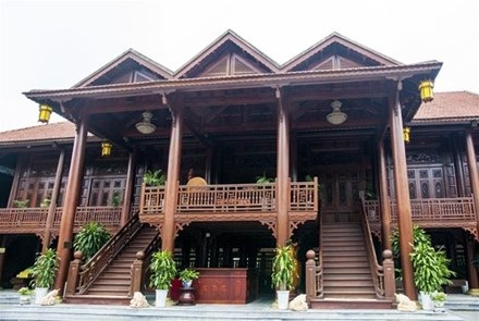 Cận cảnh ngôi nhà gỗ lim có giá 200 tỷ đồng của đại gia Điện Biên - 3
Công trình được thi công trong vòng hơn 2 năm.