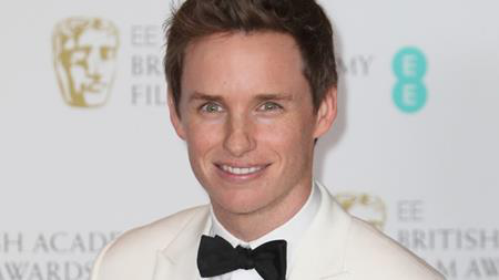 Chủ nhân của tượng vàng Oscar Eddie Redmayne đã từng có một buổi thử vai “tệ đến thảm khốc” khi muốn thử sức mình với vai diễn Kylo Ren trong “Star wars: A force awakens”. Nam tài tử hồi tưởng rằng: “Họ đưa tôi một kịch bản, giống như là một cảnh của “Star Trek” hoặc thứ gì đó từ “Pride and Prejudice”. Nó từ một trong số những bộ phim đó. Với những bộ phim tối mật, họ sẽ không đưa cho bạn những dòng kịch bản thật đâu. Vì thế, họ đưa cho tôi một cảnh từ “Pride and Prejudice” nhưng lại nói với tôi rằng tôi đang thử vai cho một nhân vật phản diện”.