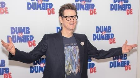 Những bộ phim thử thách khiến “sao” chỉ muốn bỏ cuộc - 2 Hồi đóng bộ phim “How the Grinch stole Christmas”, Jim Carrey đã phải trải qua nhiều giờ đồng hồ hóa trang và ngoài ra, nam tài tử còn rất đau đớn khi thường xuyên phải đeo kính áp tròng để diễn xuất. Thậm chí, đoàn làm phim đã phải mời hẳn một chuyên gia tư vấn tới để giúp Jim Carrey đương đầu với khó khăn này. Và trên thực tế thì trong một vài cảnh phim, mắt của nhân vật Grinch đã được công nghệ xử lí do Jim Carrey không thể chịu nổi cặp kính áp tròng.