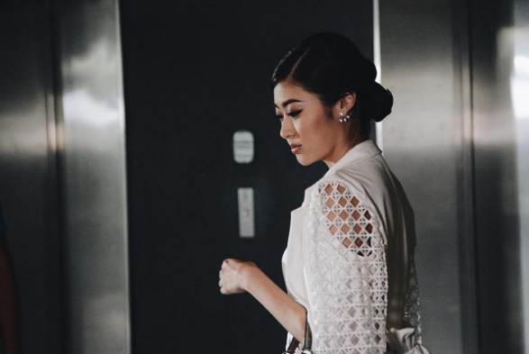 Bị căm ghét, thế nhưng Nicha cũng đồng thời khiến người xem băn khoăn bởi câu hỏi: 1 cô gái thông minh, xinh đẹp lại giỏi giang như Nicha vì sao phải bằng mọi giá đoạt lấy người đàn ông mà trước đó bản thân không hề yêu mến? Có lẽ một phần nguyên nhân dẫn đến hành động của Nicha chính là ở tuổi thơ đầy đau khổ, khi cô luôn phải sống trong tủi nhục bởi người mẹ bị chỉ trích là kẻ cướp chồng. Mang tiếng con hoang, lại không nhận được tình yêu của bố, Nicha luôn oán trách mẹ mình đã không đấu tranh, không biết cách tự giành lấy hạnh phúc… Có lẽ đó chính là lý do khi nhìn thấy Ken hết lòng yêu thương vợ, Nicha đã quyết tâm phá vỡ cuộc hôn nhân hoàn hảo này.