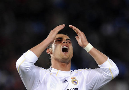 C.Ronaldo bị người đẹp đối xử phũ phàng - 2 CR7 vừa bị đả kích công khai