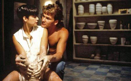 Cảnh nặn gốm đầy ngọt ngào và lãng mạn trong phim “Ghost” đã được Patrick Swayze và Demi Moore thể hiện trên cả mức thành công. Thậm chí, cảnh phim này còn trở thành niềm mơ ước của nhiều thiếu nữ và chắc chắn, cô gái nào cũng mong được bạn trai mình vòng tay ôm trọn vẹn giống như Demi Moore.