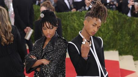 “Sao” trẻ và cái giá đắt của sự nổi tiếng - 2 Là con của vợ chồng Will, Jada Pinkett Smith nên chẳng có gì lạ khi hai anh em Jaden và Willow Smith sớm gây được chú ý trong làng giải trí. Tuy nhiên, ấn tượng mà hai con của Will Smith đem đến lại là “phiền nhiễu”, “kiêu ngạo” và thậm chí là “điên rồ”. Ngay cả khi đã nhận được những ý kiến đóng góp thẳng thắn, Jaden Smith vẫn vô tư chia sẻ với tạp chí GQ rằng: “Tôi và Willow là những nhà khoa học, vì vậy tất cả mọi thứ đối với chúng tôi đều chỉ là một bài kiểm tra khoa học về nhân loại mà thôi. Và điều may mắn là chúng tôi được đặt trong một vị trí có thể tác động tới nhiều nhóm người trong cùng một thời điểm”.
