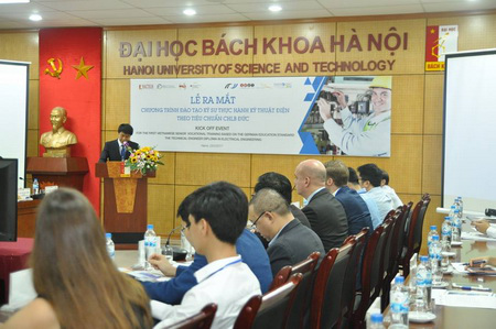 Đào tạo nghề theo tiêu chuẩn châu Âu để đáp ứng nhu cầu Cách mạng công nghiệp 4.0 - 2
TS. Nguyễn Khắc Kiểm, Hiệu trưởng Trường CĐN Bách khoa Hà Nội công bố ra mắt chương trình đào tạo Kỹ sư thực hành nghề Kỹ thuật điện theo tiêu chuẩn CHLB Đức.