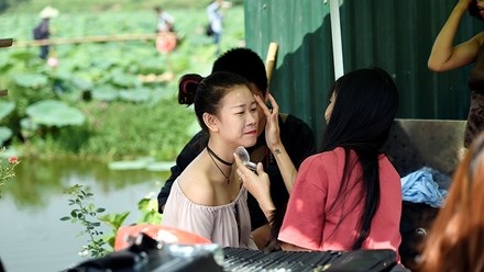 Chủ hồ sen mở dịch vụ thuê áo yếm, trang điểm thu bộn tiền - 3
Bên cạnh đó việc trang điểm sao cho nhẹ nhàng, hợp với bối cảnh tự nhiên và sắc màu của sen cũng rất quan trọng. Mỗi lần trang điểm tại hồ sen, du khách phải trả giá khoảng từ 2 đến 3 trăm nghìn đồng/lần trang điểm.