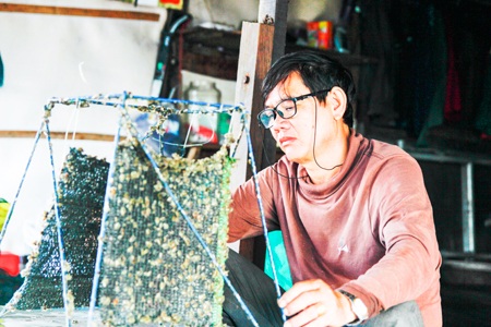 Nghề "chăm con mọn" ở đầm Nha Phu thu bạc triệu - 1 Trai giống 4 tuần tuổi được đưa lên thay lồng