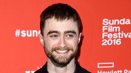 Khi các sao “dị ứng” với sự nổi tiếng - 2 Sớm nổi danh với loạt phim “Harry Potter”, Daniel Radcliffe phải học cách đương đầu với các tay săn ảnh từ khi còn rất nhỏ. Rất may mắn là chàng “phù thủy” đã rút ra được những bài học sáng suốt để vượt qua mặt trái của sự nổi tiếng và đã có một thời kì trong hơn 5 tháng trời, Daniel Radcliffe chỉ mặc những bộ quần áo giống hệt khi ra khỏi nhà khiến cho các tay săn ảnh không thể thu được bất kì hình ảnh mới lạ nào.
