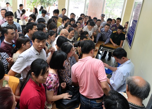 "Hàng nghìn hồ sơ toàn điểm 10 là bình thường": Có thật sự bình thường? - 2
Phụ huynh chen lấn mua hồ sơ vào lớp 6 tại trường THCS Lương Thế Vinh, Hà Nội.