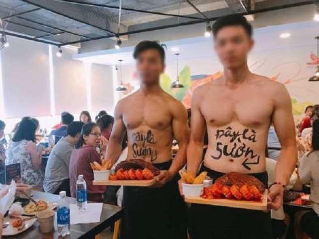 Sử dụng mẫu bán nude để PR thương hiệu, có vi phạm? - 1
Các nam thanh niên body khủng bán nude phục vụ đồ ăn.