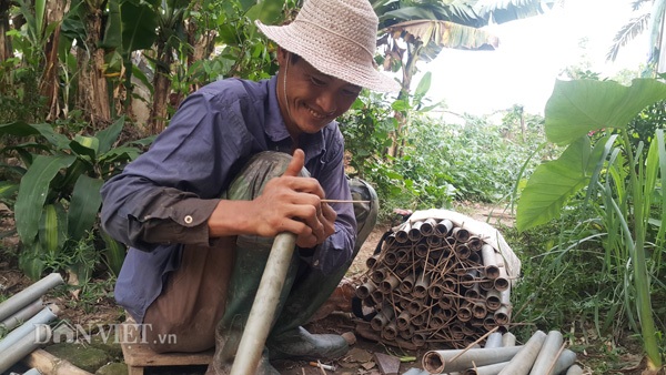 Kiếm cả triệu đồng mỗi ngày giữa mùa nắng nóng nhờ bẫy con da trơn - 1 Anh Tuấn đang chuẩn bị “đồ nghề” đi bẫy lươn tại các cánh đồng ở trong xã Hùng Tiến (Kim Sơn).