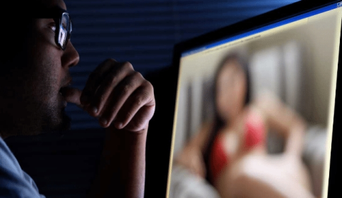 Mỹ lo lắng vì người dân chán tình dục - 3
Nghiện sex ảo là một trong những nguyên nhân của tình trạng lười yêu, ngại kết hôn