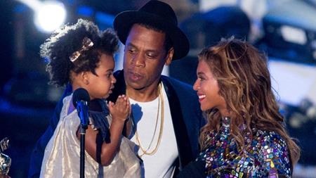 Ngọt ngào khi “sao” hết lòng chiều chuộng con cái - 2 Cuộc sống của Blue Ivy Carter thực sự là niềm ghen tị của rất nhiều bé gái khi thường xuyên được cùng bố mẹ chu du vòng quanh thế giới. Tủ đồ của cô bé cũng toàn món đồ đắt tiền, tiêu biểu như một đôi giày lấp lánh có giá tới 798 đô la Mỹ (hơn 18 triệu đồng). Thậm chí hai bố mẹ Beyonce, Jay-Z còn sẵn sàng tặng cả một con ngựa A Rập thuần chủng có giá lên tới 75.000 đô la Mỹ (xấp xỉ 1.7 tỉ đồng) để làm vui lòng con gái.