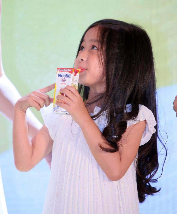 Chuyên gia “mách nước” cách phát triển cả thể chất lẫn tinh thần cho con trẻ - 2 Bên cạnh việc bổ sung dinh dưỡng để con phát triển về mặt thể chất, muốn con phát triển chiều cao vượt trội, bố mẹ cần quan tâm, giúp đỡ trẻ phát triển tốt cả về mặt tinh thần. 2 khía cạnh này tồn tại song song, không thể thiếu và đều quan trọng.