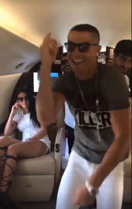 C.Ronaldo “quậy” tưng bừng cùng bạn gái trên chuyên cơ riêng - 2 C.Ronaldo chia sẻ đoạn video ăn mừng rất đặc sắc