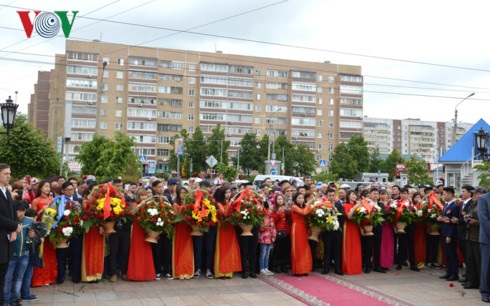 Khánh thành tượng đài Bác Hồ trên quê hương Lenin – Ulyanovsk - 3 Những lẵng hoa của các đoàn đại biểu dâng lên Người.