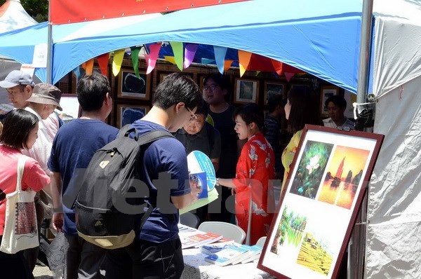 Người Việt tại Nhật Bản khẳng định chủ quyền đất nước trên Biển Đông - 3 Nhiều người dân Nhật Bản quan tâm và đến gian triển lãm ảnh về chủ quyền của Việt Nam tại quần đảo Hoàng Sa và Trường Sa. (Ảnh: Gia Quân/Vietnam+)