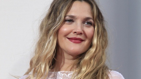 Xuất thân là một ngôi sao nhí nổi đình nổi đám nhưng Drew Barrymore không được phụ huynh quản thúc chặt chẽ mà ngược lại, mẹ của Drew còn mặc sức để con gái mình quậy phá và kết quả, Drew Barrymore đã sớm sa vào chất kích thích rồi sau đó phải đến trại cai nghiện ở tuổi vị thành viên. Sau này, “thiên thần của Charlie” vẫn đau đớn hồi tưởng rằng tuổi thơ của cô hoàn toàn “không được lên kế hoạch” và “thất thường”.