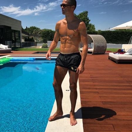 C.Ronaldo vui vẻ bên quý tử trước tin đồn có thêm con sinh đôi - 2 CR7 khiến fan “bỏng” mắt với thân hình săn chắc khó cưỡng