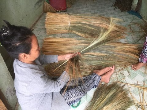 Làng chổi đót Sài Gòn: Thời vàng son xuất ngoại, nay hiu hắt bỏ nghề - 2 Công đoạn xé đót