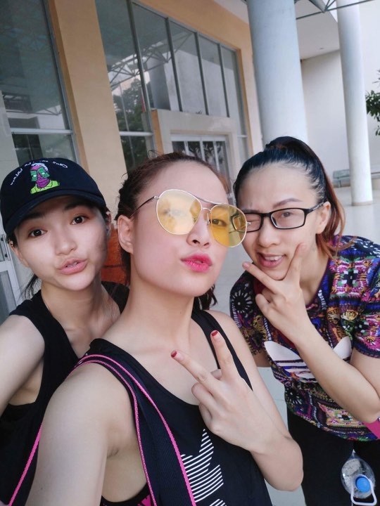 Dàn sao V-pop tích cực tập luyện trước giờ G “Mùa hè Không độ” - 2 Ca sĩ “Bánh trôi nước” Hoàng Thùy Linh nhí nhảnh trước giờ tập luyện cùng các vũ công