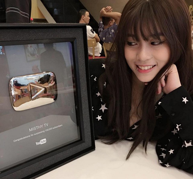 Top 5 kênh YouTube “cực chất” của game thủ Việt - 2 Misthy có kĩ năng cá nhân khá ổn, lối chơi mang màu sắc riêng và điểm cộng to đùng là vẻ ngoài dễ thương, khả năng tương tác tốt với khán giả nên con đường streamer của cô gái sinh năm 1995 này thênh thang rộng mở. Bên cạnh đó, Misthy TV thu hút được gamer còn do sự hài hước, ngôn ngữ gần gũi và những lần live stream kết hợp với “cao thủ” làng game khác.