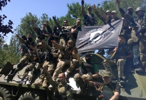 
 Lính cực hữu ở Ukraine chào kiểu phát-xít.
