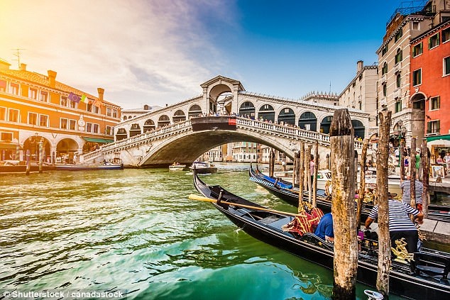 Vì sao thành phố Venice cấm mở thêm khách sạn? - 1 Thành phố Venice đang đối mặt với lượng du khách quá đông.