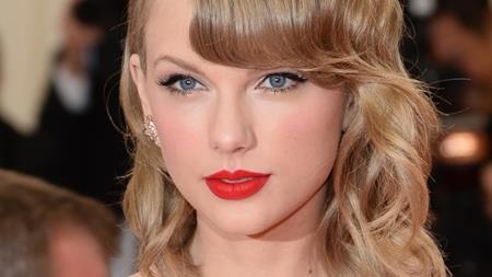 Những “hồng nhan” cứ mãi “bạc phận” tại Hollywood - 2 Taylor Swift có hẳn một danh sách bạn trai cũ gồm toàn tên tuổi đình đám như Taylor Lautner, Harry Styles, Jake Gyllenhaal, Calvin Harris… hay gần đây nhất là Tom Hiddleston. Rõ ràng, tài năng âm nhạc cũng chẳng thể giúp Taylor cảm thấy “dễ thở” hơn trong chuyện tình cảm.