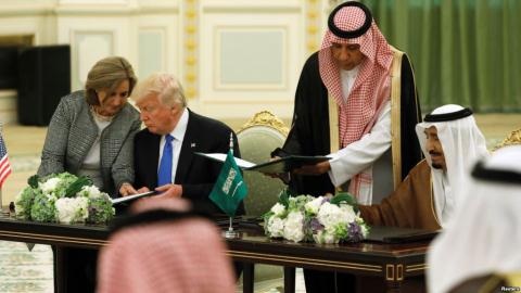 Qatar giải vây bằng "ngoại giao vũ khí": Quyền lực nước nhỏ - 3
Giá trị những thoả thuận giữa Mỹ và Ả-rập Saudi hoàn toàn có thể trở thành ảo nếu Riyadh không hoá giải được khó khăn kinh tế trong nước